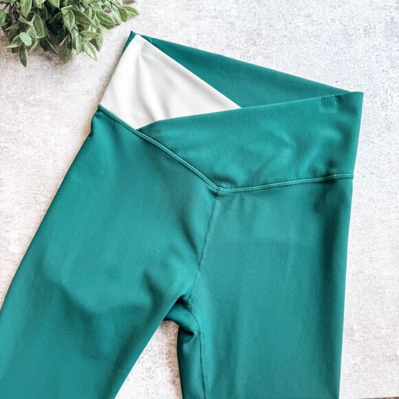 Wilo Green Ribbed Cross Over Waist Crop Leggings Size Medium - Picture 1 of 7